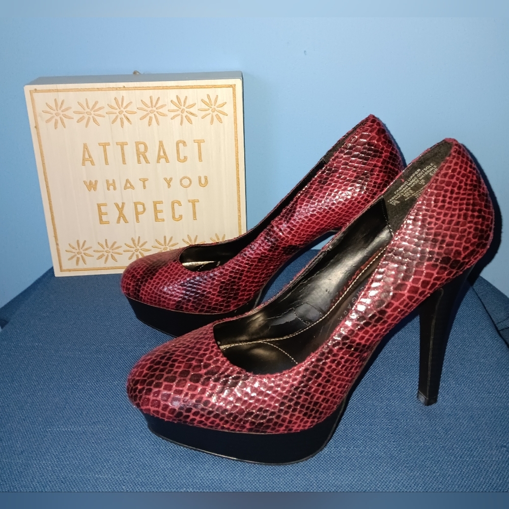 Sofia Vergara Isabel 5" Stiletto Heels - Red/Black Snakeskin Color - Size 7.5
